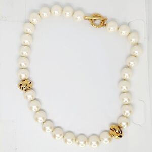 Classic Pearl Necklace Gold-Tone Accents Chunky Retro Elegant Luxury Formal Bold